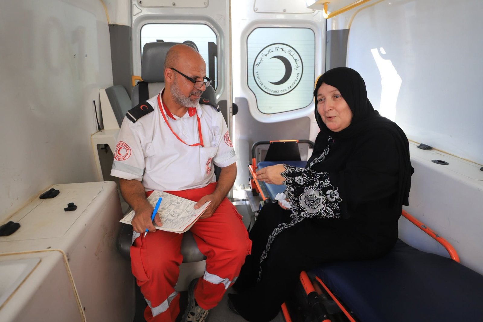 الهلال الأحمر الفلسطيني: إجلاء 73 مريضاً ومرافقاً من مستشفى المواصي الميداني إلى معبر رفح